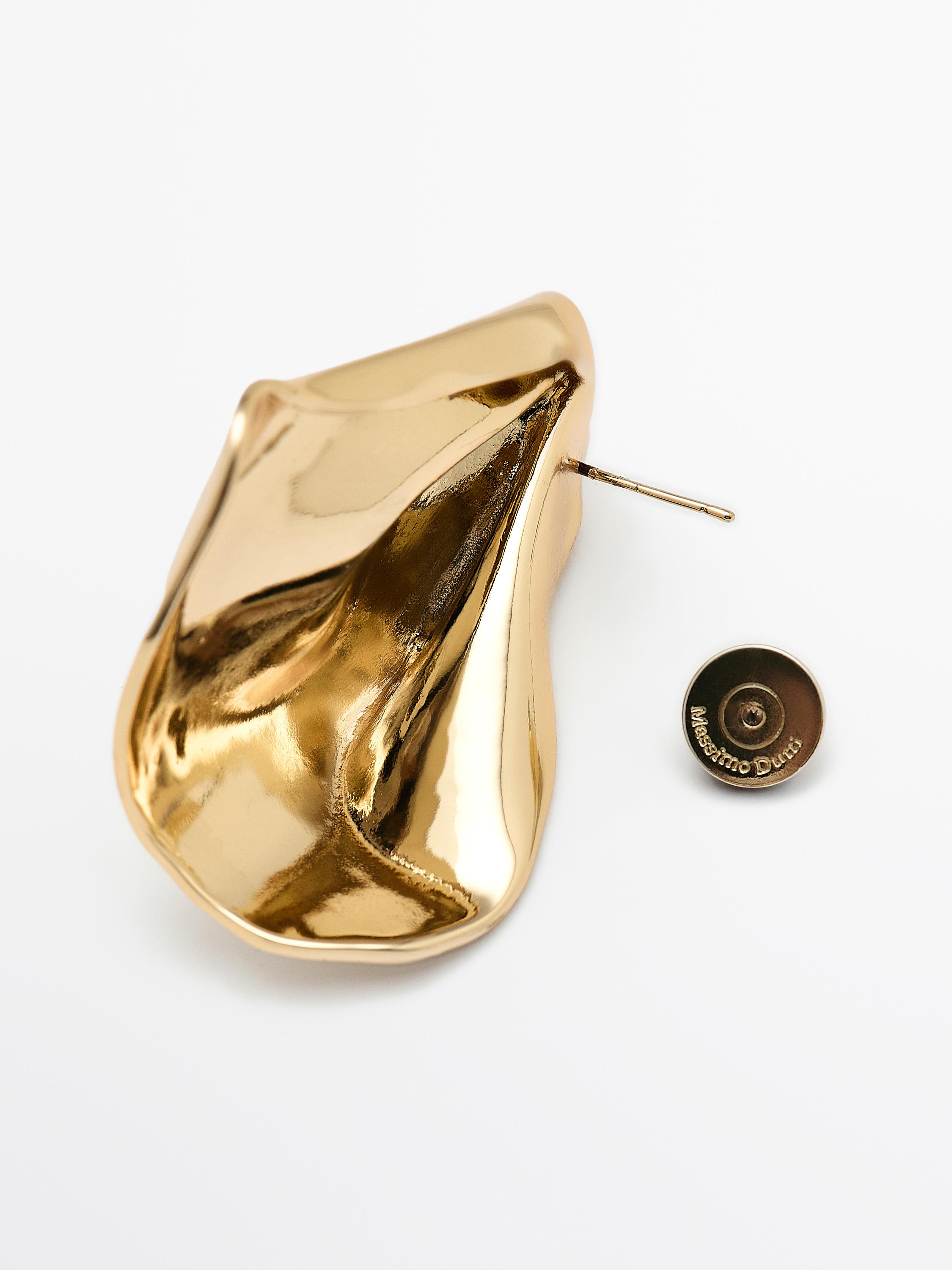 Medium-sized earrings with pleats